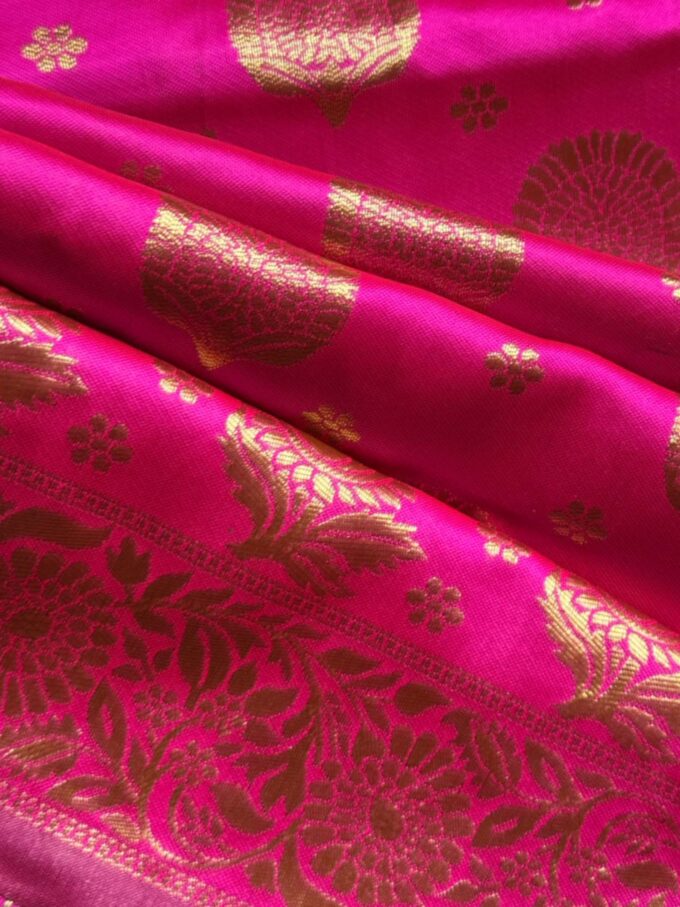 Emerald Majenda Banarasi Silk Saree with Golden Motifs - Image 4